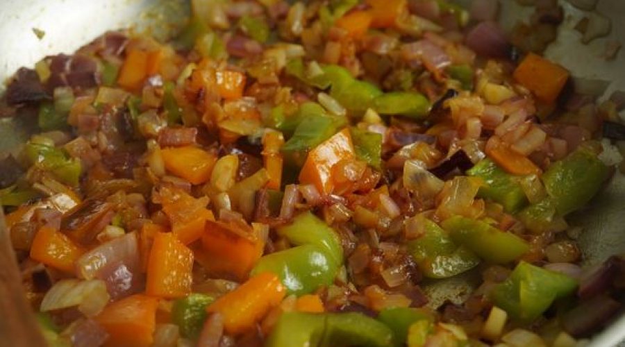 aderezo para ocopa arequipena cocinandose en sarten - sofrito for peruvian ocopa sauce cooking in pan