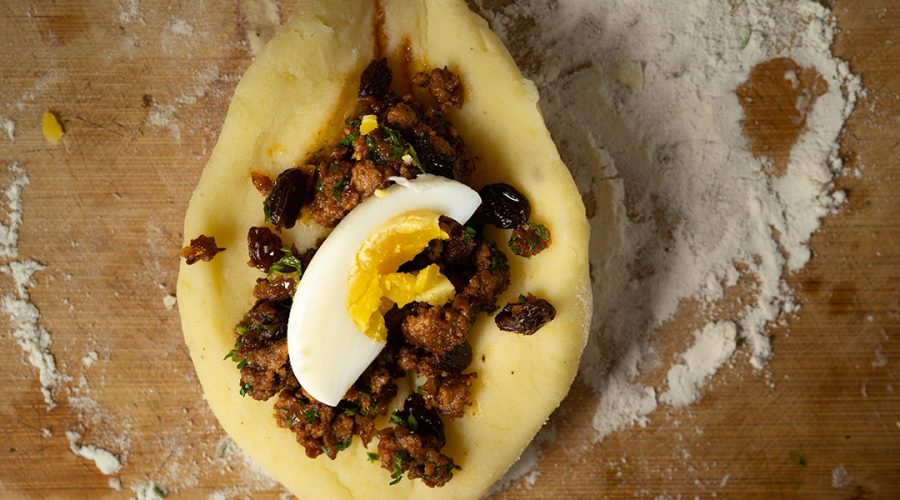 formando la papa rellena con las manos - shaping peruvian stuffed potato dough by hand