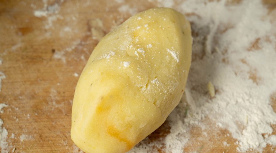 formando la papa rellena con las manos - shaping peruvian stuffed potato dough by hand