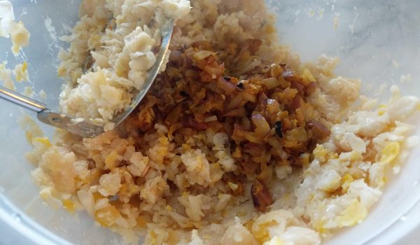 sofrito de cebolla ajo y aji amarillo caramelizandose para tacu tacu - onion garlic and aji amarillo sofrito caramelizing for tacu tacu