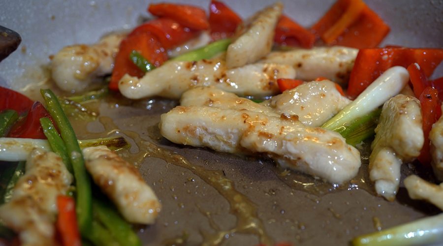 verduras salteandose en wok para tallarin saltado estilo chifa - vegetables stir frying in wok for chifa style tallarin saltado