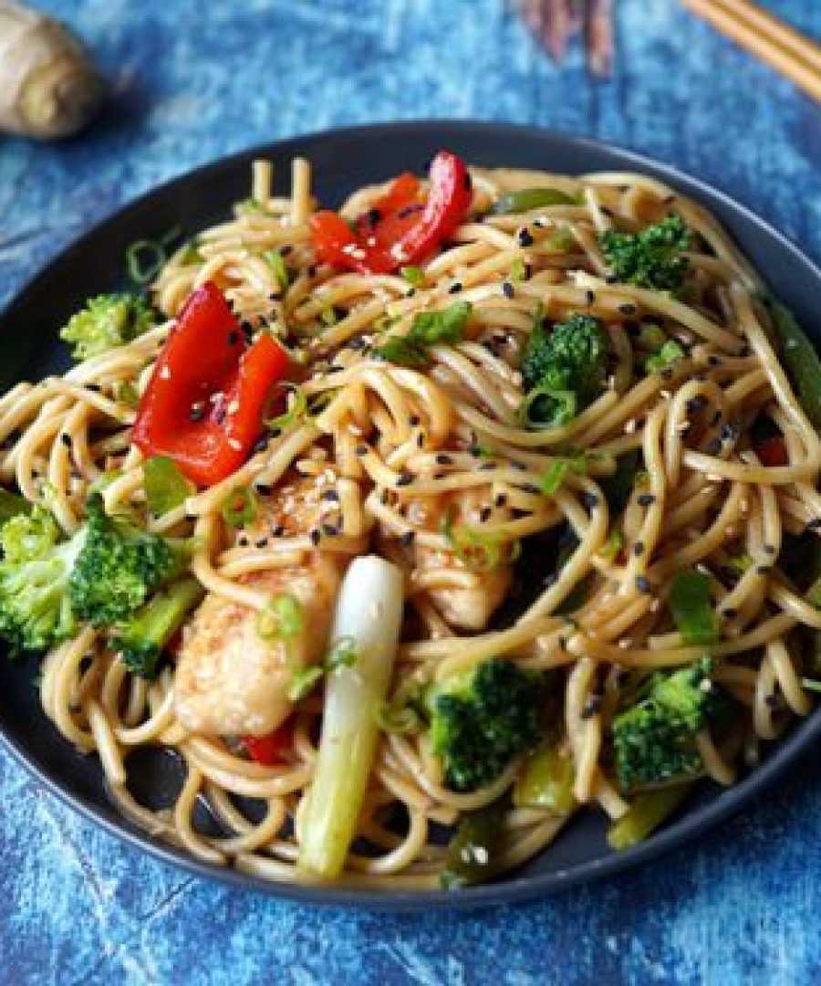 tallarin saltado chifa estilo con pollo y verduras - tallarin saltado chifa style with chicken and vegetables
